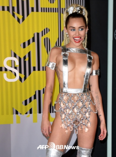 팝스타 마일리 사이러스(Miley Cyrus)가 30일(현지시간) 미국 캘리포니아주 마이크로소프트 극장에서 열린 ‘MTV 비디오뮤직 어워즈(VMA)’ 레드카펫 행사에 참석했다.<br>ⓒ AFPBBNews=News1