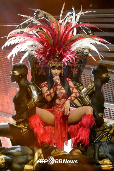 니키 미나즈(Nicki Minaj)가 30일(현지시간) 미국 캘리포니아주 마이크로소프트 극장에서 열린 ‘MTV 비디오뮤직 어워즈(VMA)’에서 공연을 펼치고 있다.<br>ⓒ AFPBBNews=News1
