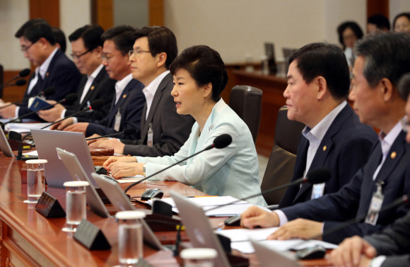 박근혜 대통령이 1일 오전 청와대에서 열린 제 38회 국무회의에서 발언을 하고 있다.   안주영 기자 jya@seoul.co.kr