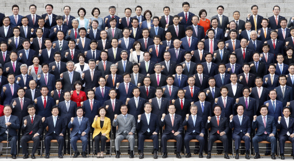 정의화 국회의장과 의원들이 1일 오후 제19대 국회 마지막 정기국회 개회식을 마친 뒤 본청 앞 계단에서 기념촬영을 하고 있다.  김명국 전문기자 daunso@seoul.co.kr