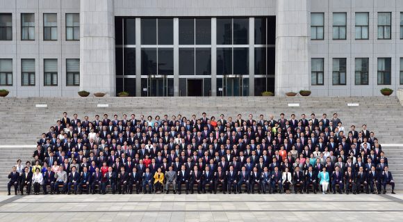 정의화 국회의장과 의원들이 1일 오후 제19대 국회 마지막 정기국회 개회식을 마친 뒤 본청 앞 계단에서 기념촬영을 하고 있다.  김명국 전문기자 daunso@seoul.co.kr