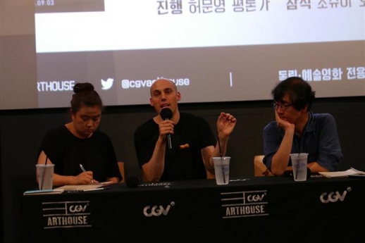 한국에 온 조슈아 오펜하이머(가운데) 감독이 ‘관객과의 대화’에서 질문에 답하고 있다.