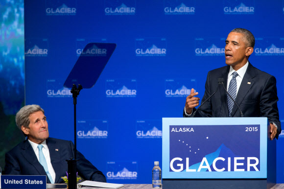 버락 오바마(오른쪽) 미국 대통령이 31일(현지시간) 존 케리(왼쪽) 국무장관이 지켜보는 가운데 미 알래스카주 앵커리지의 드나이나 시민컨벤션센터에서 열린 ‘빙하(GLACIER) 정상회의’에서 연설하고 있다. ‘빙하’는 회의 전체 명칭인 ‘북극에서의 글로벌 리더십-협력, 혁신, 관여, 복원’의 주요 단어 첫 글자를 조합해 붙여진 이름이다. 앵커리지 AP 연합뉴스 
