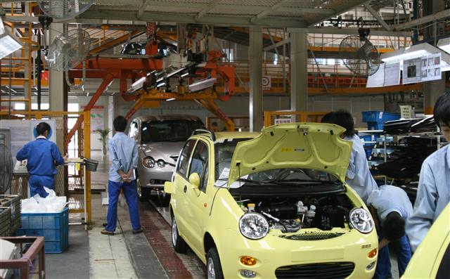 1일 중국 당국이 8월 구매관리자지수(PMI)를 3년 만에 가장 낮은 49.7로 발표하면서 중국의 성장 둔화가 확인됐다. 사진은 차량 생산과 판매가 예전 같지 못한 중국의 한 자동차 제조 공장 모습.  연합뉴스
