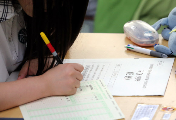 지난 2일 실시된 전국 수능 모의평가의 국어영역 문제지. 연합뉴스