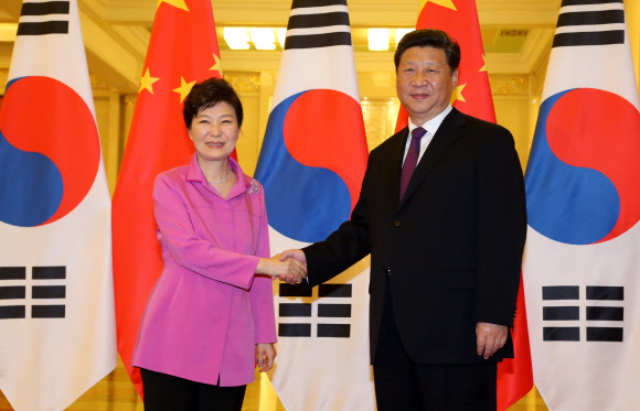 박근혜 대통령과 시진핑 중국 국가주석이 2일 베이징 인민대회당에서 열린 한·중 정상회담에서 악수하고 있다.   연합뉴스