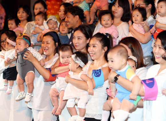 ’모유 먹어 건강해요’