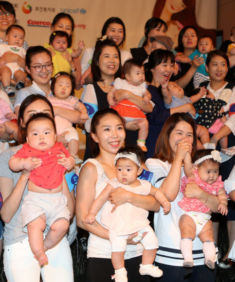 ’모유 먹어 건강해요’