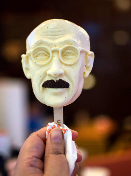 2일(현지시간) 중국 상하이의 한 아이스크림 가게에서 일본의 태평양전쟁 A급 전범인 도조 히데키의 얼굴을 한 아이스크림이 판매되고 있다. ⓒ AFPBBNews=News1