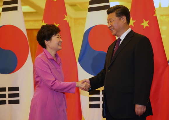 박근혜 대통령이 지난해 9월 열린 한·중 정상회담에서 시진핑 중국 국가주석과 악수하는 모습. 베이징 안주영 기자 jya@seoul.co.kr