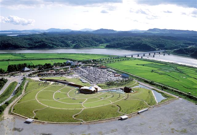 세계적인 안보관광지가 된 경기 파주 임진각. 임진각에서 북쪽으로 7㎞만 가면 민족 분단의 아픔이 서린 휴전선이 있다. 파주시 제공