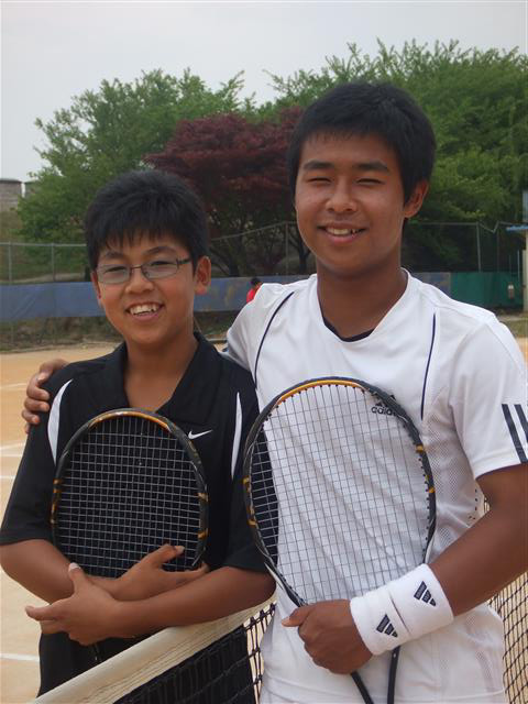 2009년 당시 중학생이었던 정현(왼쪽)이 테니스 코트 위에서 앳된 얼굴로 형 정홍과 다정하게 어깨동무를 한 채 활짝 웃고 있다.  서울신문 포토라이브러리