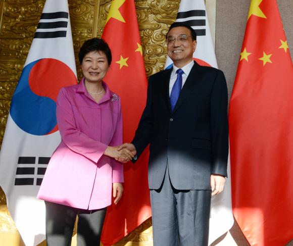 　박근혜 대통령이 2일 오후 베이징 댜오위타이에서 중국 권력 서열 2위인 리커창 총리와 단독 회담에 앞서 악수하고 있다.  　베이징 안주영 기자 jya@seoul.co.kr