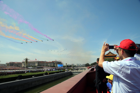 3일 오전 중국 베이징 톈안먼 광장에서 열린 ‘중국 항일 및 세계 반(反)파시스트 전쟁 승리 70주년 기념 대회. 군용기(폭격기, 전투기, 함재기, 해상초계기, 공중급유기) 등 200여대의 군용기가 베이징 하늘을 수놓고 있다. 2015. 09. 03 안주영 jya@seoul.co.kr