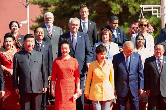 박근혜 대통령이 3일 중국 베이징 천안문에서 열리는 전승 70주년 기념행사에 참석해 각국 대표들과 함께 기념촬영을 하고 있다. 2015. 09. 03 안주영 jya@seoul.co.kr