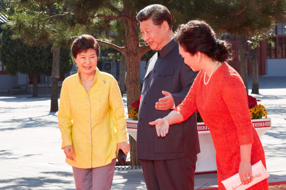 박근혜 대통령이 3일 중국 베이징 천안문에서 열리는 전승 70주년 기념행사에 입장하며 시진핑 주석 부부의 영접을 받고 있다. 2015. 09. 03 안주영 jya@seoul.co.kr