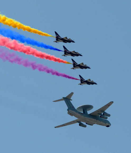 3일 오전 중국 베이징 텐안먼광장에서 항일전쟁 승리 70주년 열병식이 열리고 있다. 2015. 09. 03 안주영 jya@seoul.co.kr