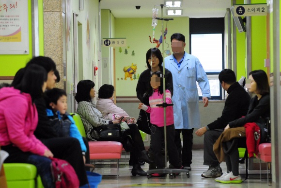 서울의 한 소아청소년과 병원에 진료를 기다리는 환자와 가족들의 모습. 사진 서울신문 포토라이브러리
