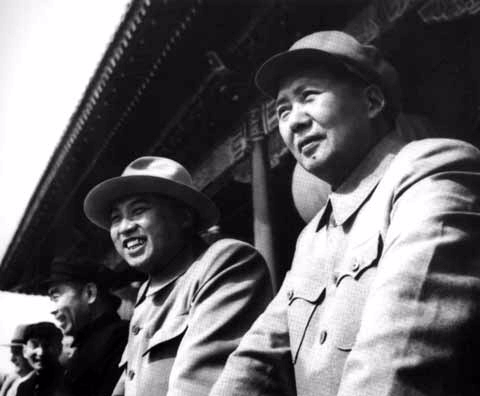 1954년 톈안먼 성루 위 김일성과 마오쩌둥