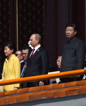 박 대통령이 성루에 서서 열병식을 지켜보고 있다. 오른쪽부터 시 주석, 블라디미르 푸틴 러시아 대통령, 박 대통령. AFP 연합뉴스