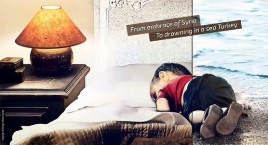 쿠르디가 따뜻하고 편안한 침대에서 잠을 자고 있는 모습으로 합성한 사진