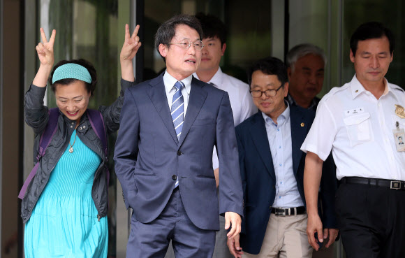 홀가분한 표정으로 법정 나서는 조희연 교육감