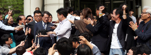 ’조희연 선고유예’ 판결에 환호하는 지지자들