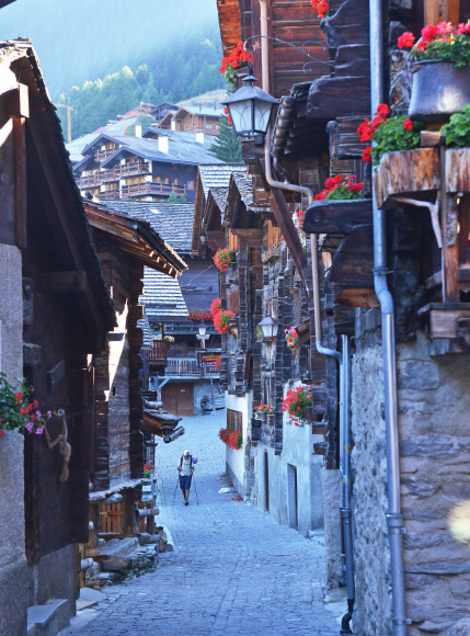 사진은 전통적인 스위스 샬레가 잘 남아 있는 그리멘츠 마을이다.