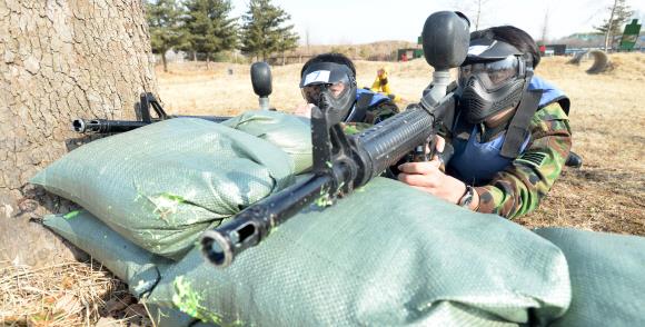 올해 1군단 일산예비군훈련장에서 서바이벌 게임용 총기를 들고 교전 훈련을 받고있는 예비군들. 서울신문 포토라이브러리