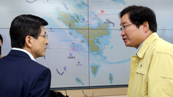 황교안 국무총리가 6일 오전 정부세종청사 해양수산부에 마련된 돌고래호 전복 중앙사고수습본부를 방문, 김영석 해수차관으로 부터 상황 설명을 들은 뒤 실종자 수색에 온 힘을 쏟아줄것을 당부하고 있다.  연합뉴스