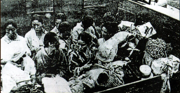 일제가 군 위안부를 트럭에 태워 수송하는 모습. 사진은 북한 영문잡지 ‘KOREA’(8월호)의 ‘Crime-ridden History Can Never Be Hidden’(범죄로 뒤덮인 역사는 결코 숨길 수 없다) 는 제목의 8·15 특집면에 게재됐다.