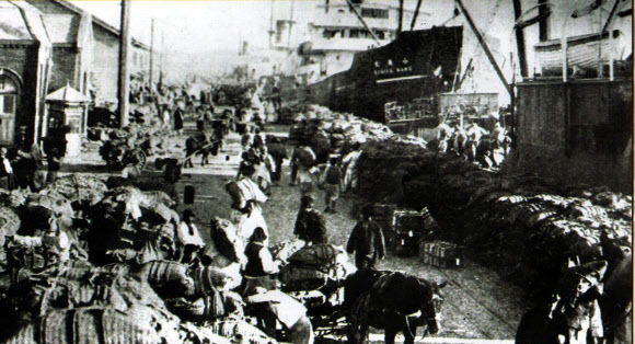 일제가 항구를 통해 각종 자원을 수탈해가는 장면. 이 사진은 북한 영문잡지 ‘KOREA’(8월호)의 ‘Crime-ridden History Can Never Be Hidden’(범죄로 뒤덮인 역사는 결코 숨길 수 없다) 는 제목의 8·15 특집면에 게재됐다.