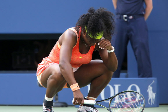 세레나 윌리엄스가 6일(현지시간) 뉴욕 USTA 빌리 진 킹 국립 테니스센터에서 열린 2015 US 오픈 여자 단식 4라운드 경기에서 매디슨 키스의 공격을 받아내고 실망하고 있다.   ⓒ AFPBBNews=News1