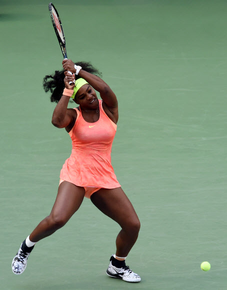 세레나 윌리엄스가 6일(현지시간) 뉴욕 USTA 빌리 진 킹 국립 테니스센터에서 열린 2015 US 오픈 여자 단식 4라운드 경기에서 매디슨 키스의 공격을 받아치고 있다. ⓒ AFPBBNews=News1