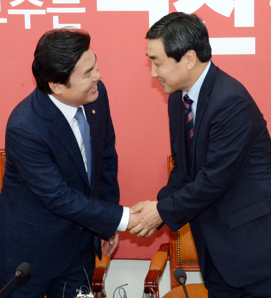 새누리당 원유철 원내대표와 새정치민주연합 이종걸 원내대표 등이 7일 국회에서 여야 원내대표·원내수석부대표간 회동을 가졌다. 김명국 전문기자 daunso@seoul.co.kr.