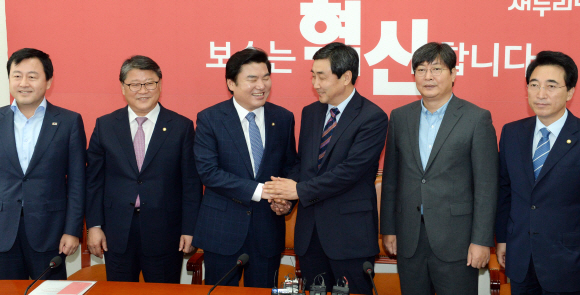 새누리당 원유철 원내대표와 새정치민주연합 이종걸 원내대표 등이 7일 국회에서 여야 원내대표·원내수석부대표간 회동을 가졌다. 김명국 전문기자 daunso@seoul.co.kr.