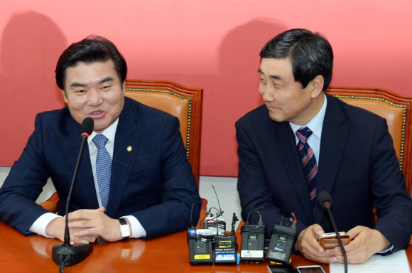 새누리당 원유철 원내대표와 새정치민주연합 이종걸 원내대표 등이 7일 국회에서 여야 원내대표·원내수석부대표간 회동을 가졌다. 김명국 전문기자 daunso@seoul.co.kr.