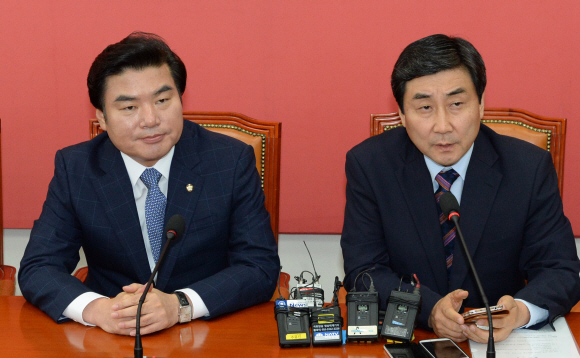 새누리당 원유철 원내대표와 새정치민주연합 이종걸 원내대표 등이 7일 국회에서 여야 원내대표·원내수석부대표간 회동을 가졌다. 김명국 전문기자 daunso@seoul.co.kr.