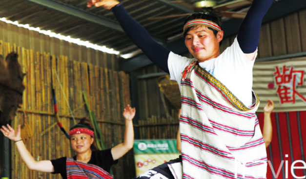 전통 춤을 선보이는 타이야족 청년. 