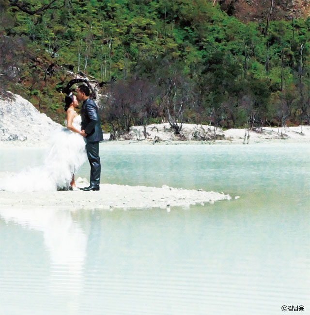 까와 뿌띠 화산 호수에서 웨딩 촬영을 하고 있는 커플
