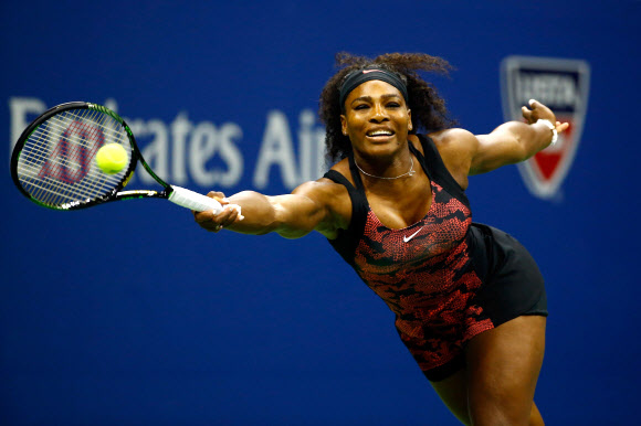 세레나 윌리엄스가 8일(현지시간) 미국 뉴욕의 빌리진 킹 내셔널 테니스센터에서 열린 2015 US오픈 여자단식 8강전에서 ‘언니’ 비너스 윌리엄스의 공을 리턴하고 있다. ⓒ AFPBBNews=News1