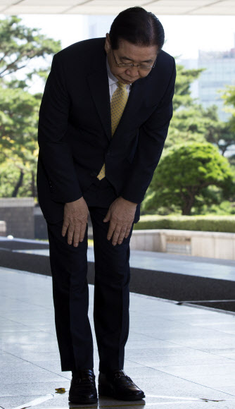 포스코에서 빚어진 각종 비리 의혹에 연루된 것으로 지목된 정준양 전 포스코그룹 회장이 피의자 신분으로 조사를 받기 9일 오전 서초구 서울중앙지방검찰청에 출석해 인사를 하고 있다. 연합뉴스