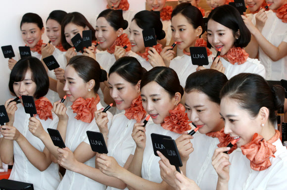 제주항공 신입승무원들이 9일 오전 서울 중구 제주항공 서소문영업소에서 객실승무원 신입교육과정의 하나로 메이크업 교육을 받고 있다.  연합뉴스