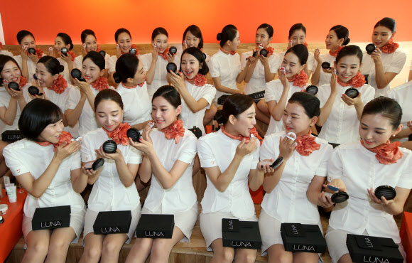 제주항공 신입승무원들이 9일 오전 서울 중구 제주항공 서소문영업소에서 객실승무원 신입교육과정의 하나로 메이크업 교육을 받고 있다.  연합뉴스