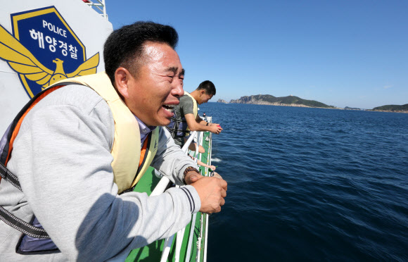 9일 오전 제주 추자도 돌고래호 사고해역에 실종자 가족들이 방문해 오열하고 있다. 연합뉴스