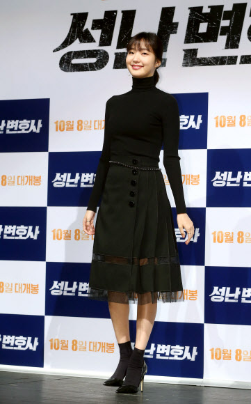 배우 김고은이 9일 오전 서울 강남구 CGV 압구정에서 열린 영화 ‘성난 변호사’ 제작보고회에서 포즈를 취하고 있다.  연합뉴스