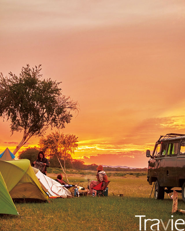 아프리카 초원을 연상케 하는 풍경속에서의 캠핑