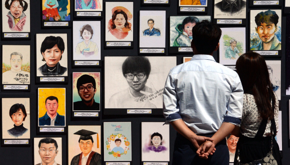 9일 서울 청계장에서 진행된 ‘장기기증의 날’ 행사의 일환으로 청계천변에서 열린 장기기증자들의 초상화 전시장을 찾은 시민들이 초상화를 둘러보고 있다. 이종원 선임기자 jongwon@seoul.co.kr