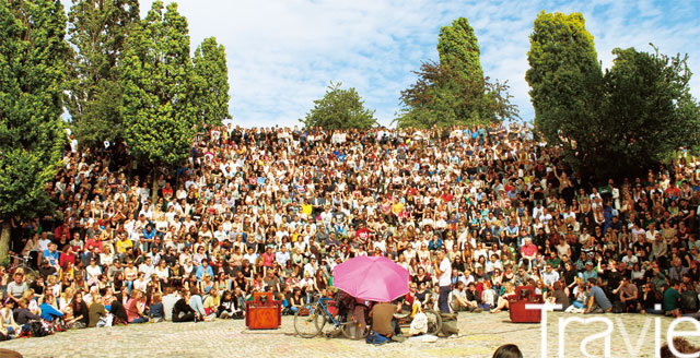 마우어파크 농구대 건너편 원형무대에서 매주 일요일 ‘가라오케’라 불리는 공개 노래자랑대회가 열린다. 베를리너들의 떼창을 들을 수 있는 기회!