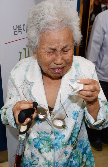 9일 서울 중구 대한적십자사 남북 이산가족 생사확인 추진센터에서 열린 이산가족 상봉 1차 후보자 추첨에서 선정되지 못한 조갑순(82) 할머니가 눈물을 닦으며 센터를 떠나고 있다. 박윤슬 seul@seoul.co.kr